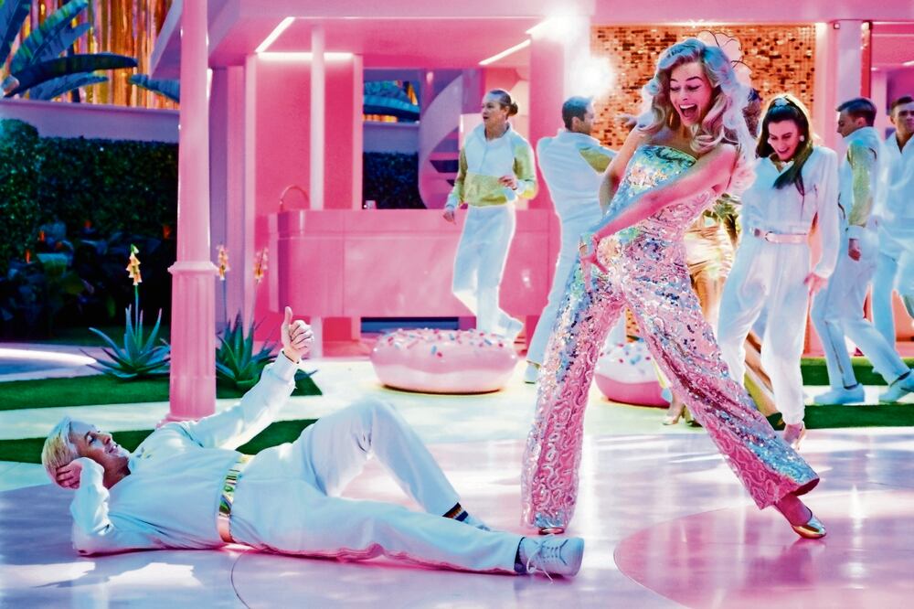 Ryan Gosling y Margot Robbie dan vida a los icónicos muñecos Foto: Warner Bros