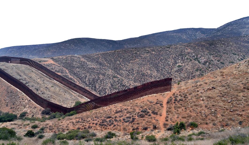 Nido de las Águilas, un tramo de unos 500 metros sin muro y uno de los preferidos de los coyotes o traficantes de personas en décadas. Foto: EFE