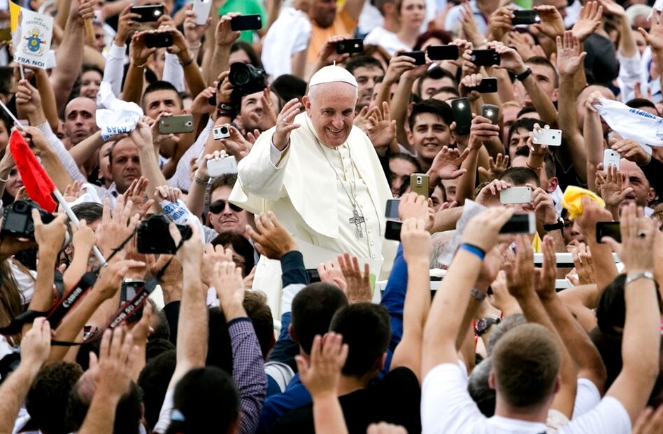 "Me han dicho que no sea tan duro con los ricos. Pero Jesús fue más duro que yo. Es cierto que crean empleo y desarrollo económico, pero los frutos del desarrollo económico no están bien distribuidos", dijo el papa Francisco.