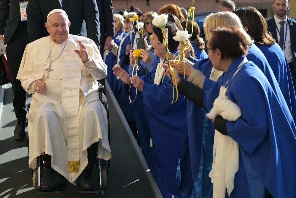 El papa Francisco saluda a la multitud, a la llegada a la catedral de Nuestra Señora de la Asunción, en Ajaccio, como parte de su viaje a la isla francesa de Córcega. FOTO: BERTRAND GUAY. AFP