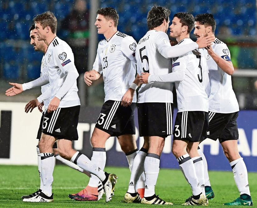 La aplanadora teutona pasó sobre San Marino; festejó Khedira el primer gol. FOTO: ETTORE FERRARI. EFE