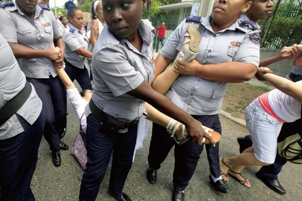 Policías cubanas aprehenden a integrantes de las Damas de Blanco, después de una manifestación contra el gobierno, en La Habana (ENRIQUE DE LA OSA. REUTERS)