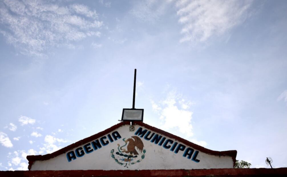 La agencia de Huazantlán del Río fue la sede de la matanza. Es ahí donde iniciaron las actividades de bordado para las mujeres de San Mateo del Mar.