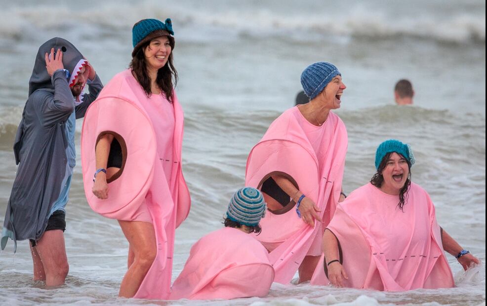Gente participa en la tradicional inmersión de Año Nuevo en el Mar del Norte en Ostende, Bélgica. Foto: EFE