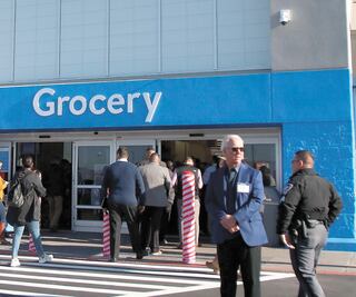 Demandan a Walmart 10 víctimas de tiroteo