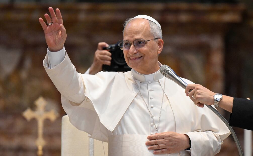 El papa León XVI pidió este martes a cientos de 'influencers' católicos que lleven y busquen la paz en las redes sociales "en este tiempo nuestro, desgarrado por la enemistad y la guerra". Foto: EFE