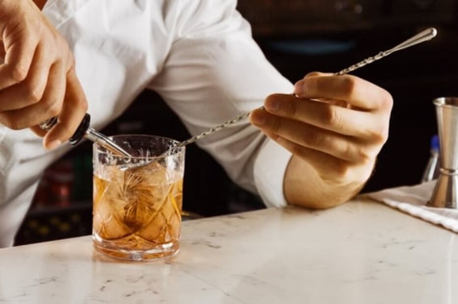 ¿Qué herramientas necesitas para hacer cocteles en casa?