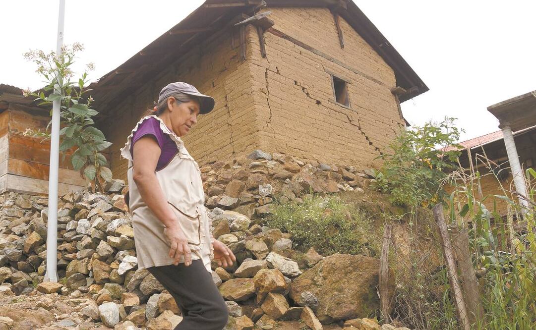 Las paredes de barro de la casa de la familia Aragón no resistieron los 7.4 grados del temblor que nació en las costas oaxaqueñas. Fotos: EDWIN HERNÁNDEZ. EL UNIVERSAL