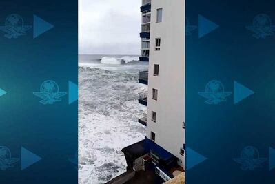Captan olas de 6 metros de altura que golpean edificio en isla de España