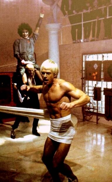 El doctor Victor Frankenstein y su criatura hecha con partes de cadáveres son lo opuesto al doctor Frankenfurter y Rocky. Mientras el primero abandona a su no-muerto por miedo, el segundo no quiere separarse por un segundo de su galán. Pinterest.