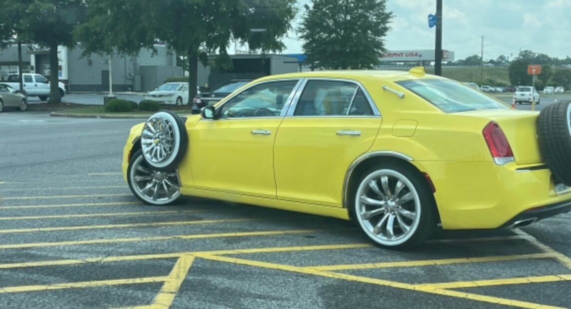 El Chrysler 300 que quería parecer auto retro pero todo salió mal