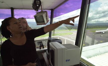 Maleta causa pánico en aeropuerto; desalojan a 200 de avión