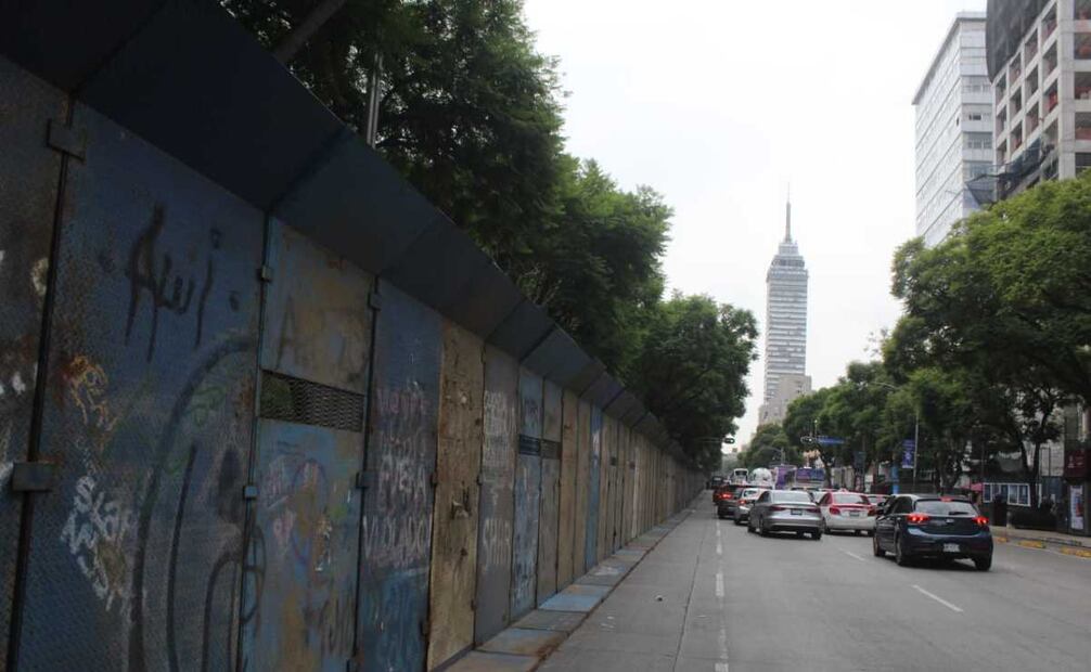 Elementos de la Secretaría de Seguridad Ciudadana colocan vallas sobre avenida Juárez desde Doctor Mora hasta un costado del Palacio de Bellas Artes y hasta Avenida Hidalgo. Foto: Francisco Rodríguez/EL UNIVERSAL