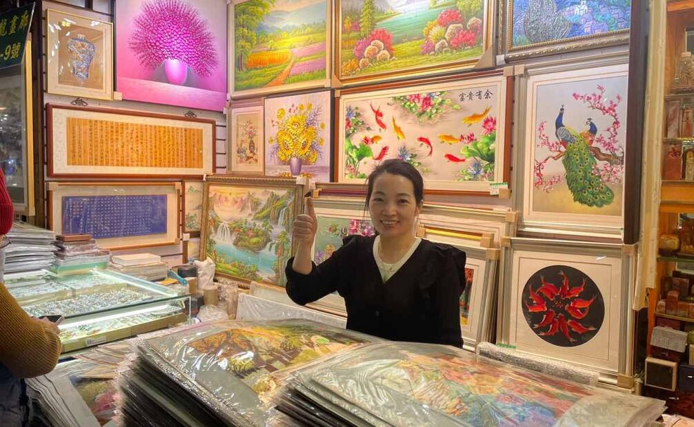 Chunfeng tiene un puesto de recuerditos y palillos chinos en el segundo piso de Louhu, sabe dónde está México y lo señala en su globo terráqueo. Foto: Mario Landeros/EL UNIVERSAL