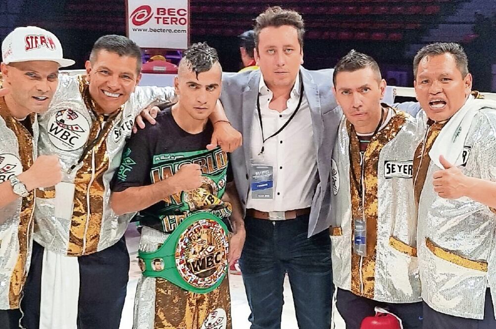 Juan Hernández se tomó la foto para la posteridad con su equipo de trabajo (FACEBOOK)