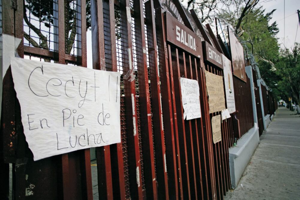 Un grupo de 25 jóvenes permanece atrincherado y se niega a entregar las instalaciones del CECyT número 11, 'Wilfrido Massieu' (ARCHIVO EL UNIVERSAL)