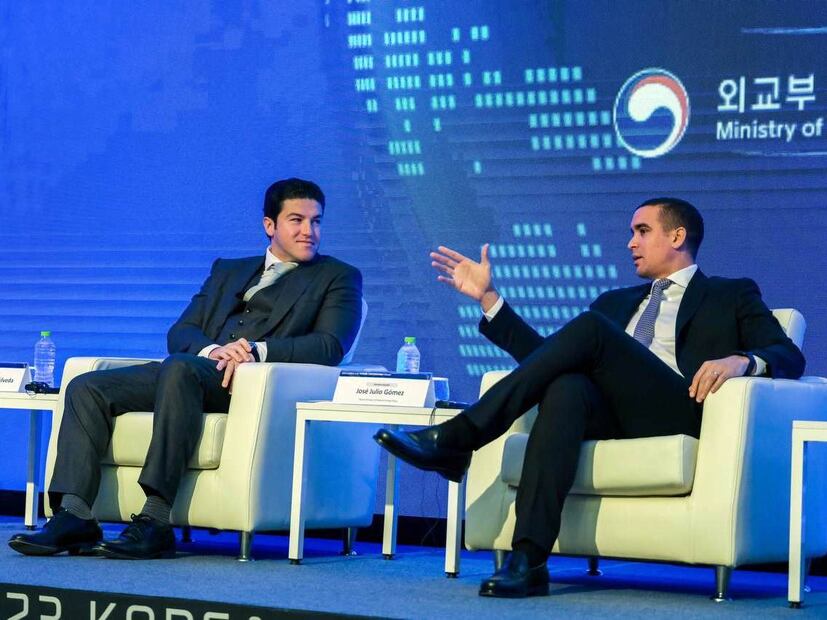 Samuel García participó en el foro en Corea junto a diversos funcionarios latinoamericanos. Foto: Especial