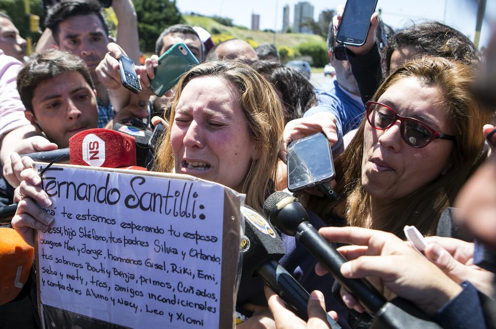 Jessica Gopar, esposa del cabo principal, Fernando Gabriel Santilli, uno de los tripulantes del submarino ARA San Juan, reacciona mientras sostiene una pancarta en la Base Naval de Mar del Plata, en Mar del Plata, Argentina (Foto: Xinhua)