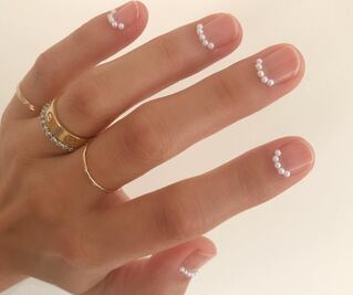 El nail art perfecto para otoño viene cargado de perlas