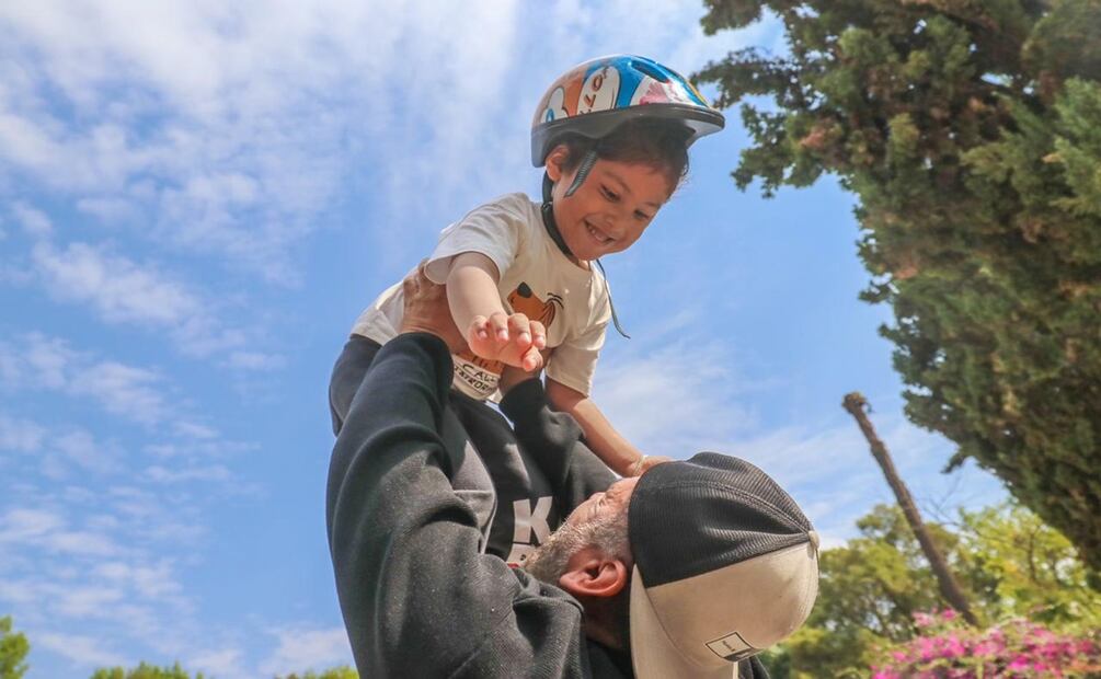 Niños de la CDMX disfrutan de los juguetes regalados por los Reyes Magos en el Parque México. Foto: Axel Sánchez