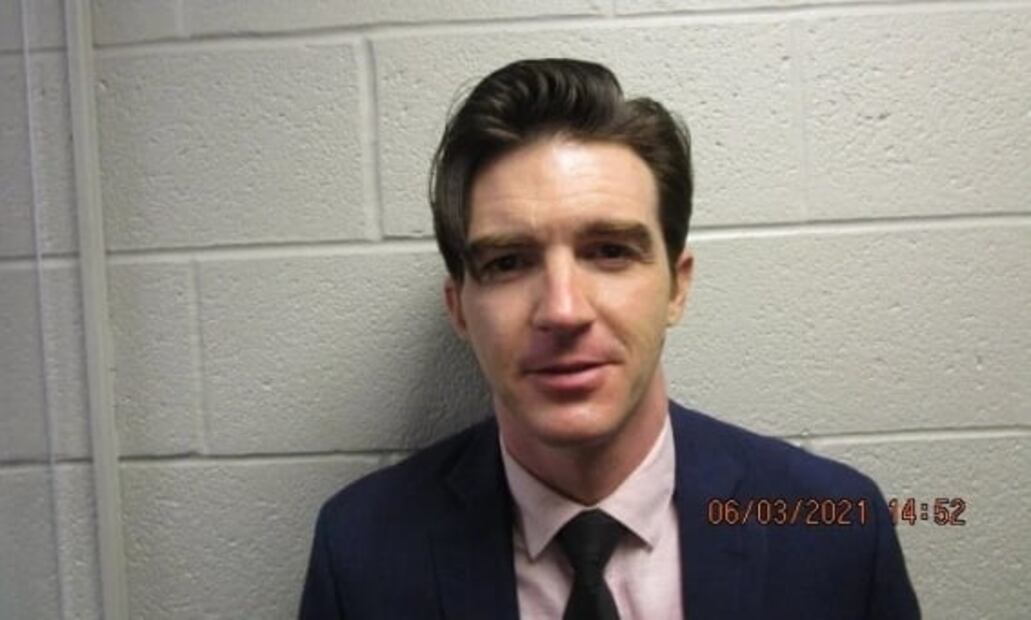 Arrestan a Drake Bell, lo acusan de cometer delitos contra menores de edad 