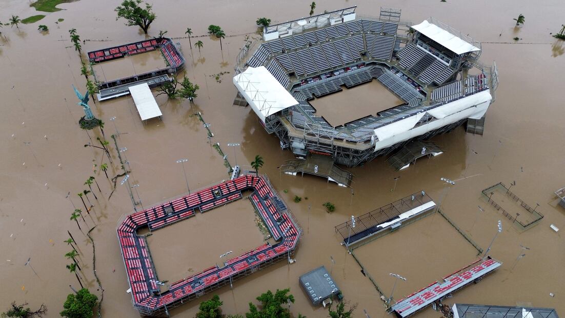Arena GNP, sede del Abierto Mexicano de Tenis, afectada por el huracán John FOTO: AFP