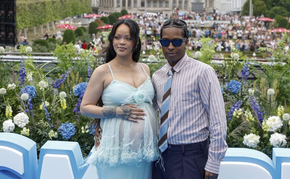 Rihanna, a la izquierda, y A$AP Rocky posan para los fotógrafos en el estreno mundial de la película "Los Pitufos". 
Foto: AP/Omar Havana.
