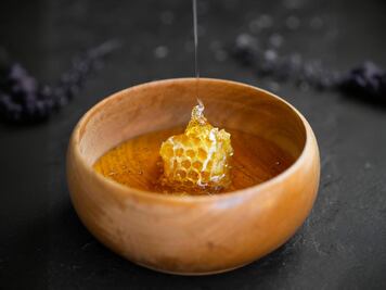 Cuáles son los riesgos de comer miel "pirata"