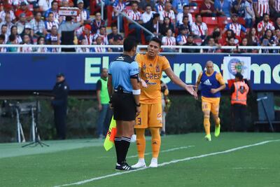 Después de su expulsión, Carlos Salcedo sube a palco a tomar con amigos