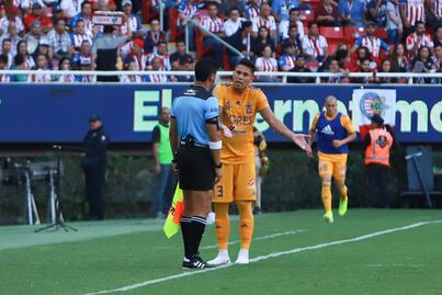 Después de su expulsión, Carlos Salcedo sube a palco a tomar con amigos