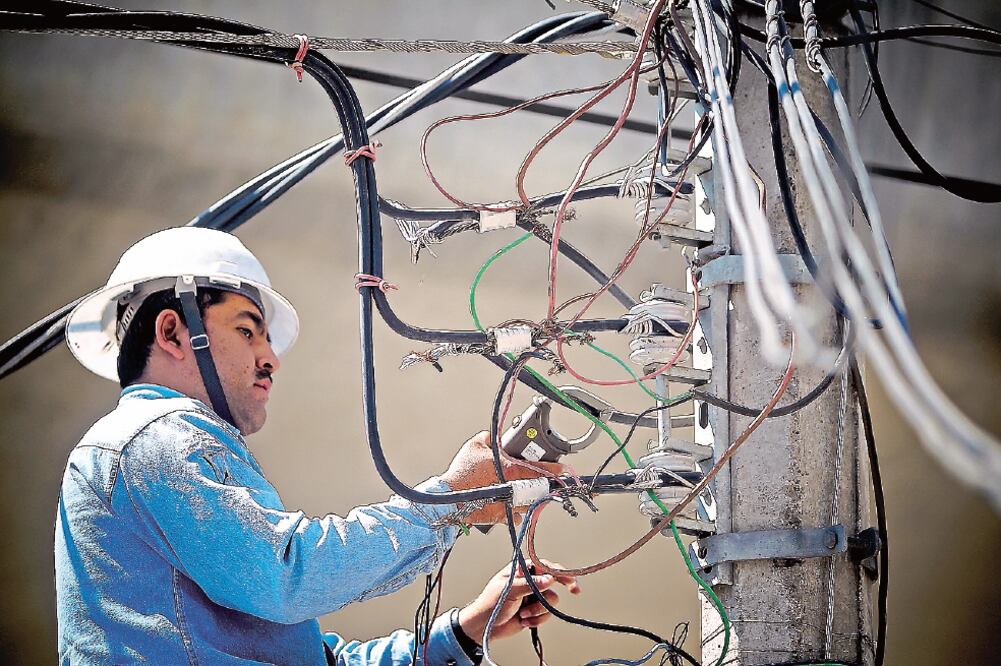 Los ajustes a la baja en las tarifas eléctricas se han logrado gracias a la sustitución del consumo de combustibles caros y contaminantes (ARCHIVO EL UNIVERSAL)