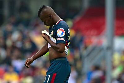 Reportero acepta disculpas de Darwin Quintero tras intento de pelotazo