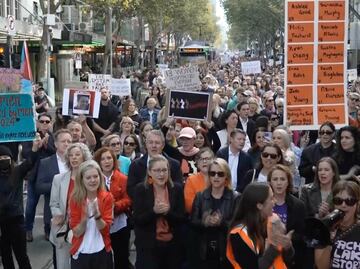 Primer ministro de Australia reconoce "crisis nacional", en medio de protestas por la muerte de 27 mujeres en lo que va de 2024