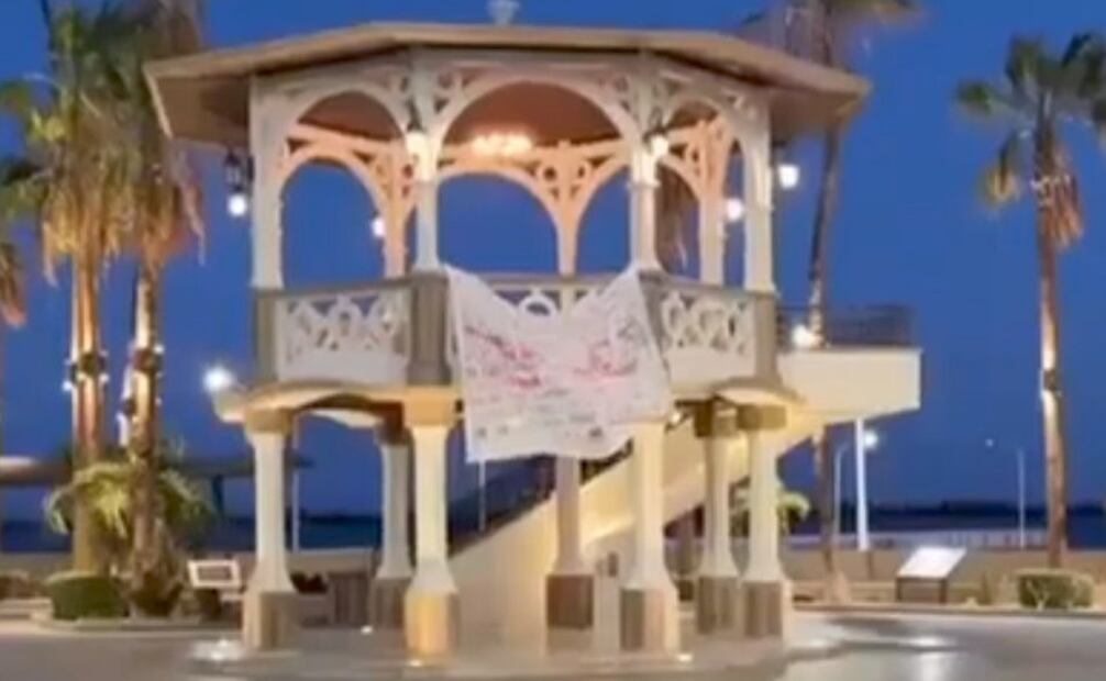 Una de las manta se colocó en el kiosko del malecón. Foto: Especial. 