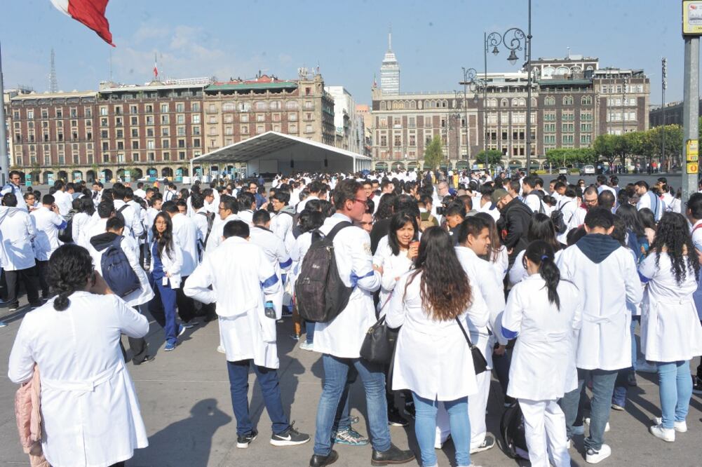 En abril de este año, los médicos del Hospital General protestaron en el Zócalo para exigir a las autoridades federales un aumento salarial y mejoras laborales. Hoy pasantes también se manifestarán a partir de las 10:00 horas. Foto: ARCHIVO. EL UNIVERSAL