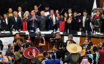 Con mariachi en el Senado, Monreal se avienta un "palomazo" para celebrar a los músicos en su día