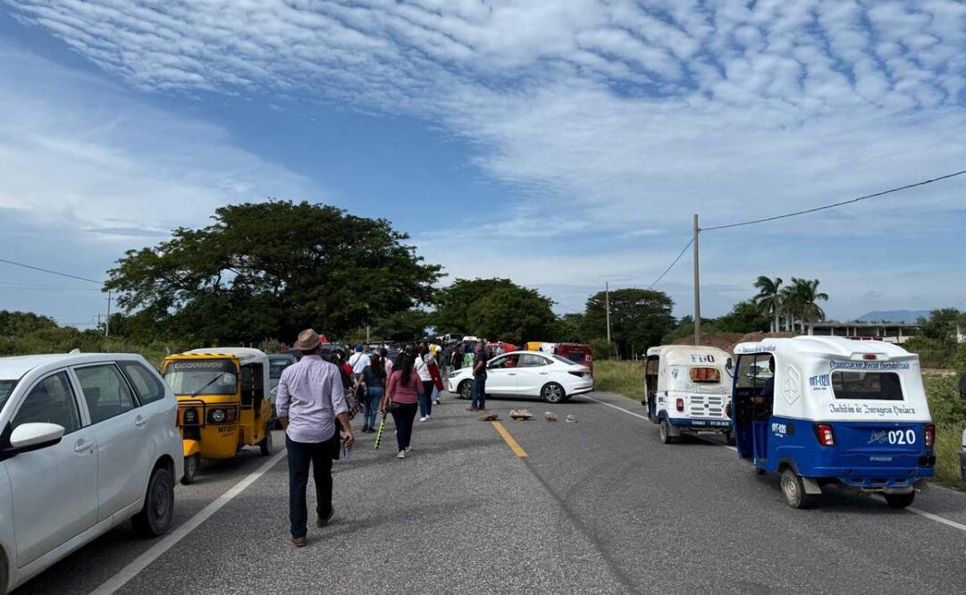 Trabajadores del magisterio oaxaqueño de la sección 22 bloquearon seis puntos carreteros e incomunicaron al Istmo de Tehuantepec.
Foto: Especial.