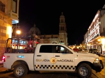 Abandonan camioneta con varios cuerpos afuera del Palacio de Gobierno de Zacatecas