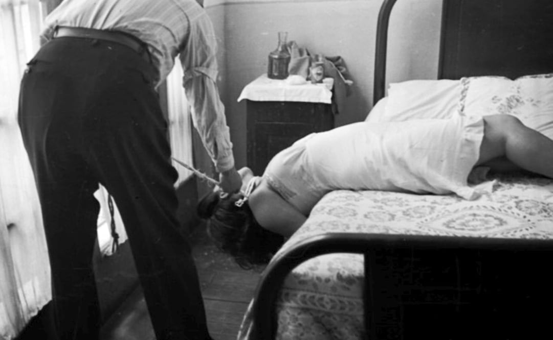 Recreación de un crimen contra una mujer, con supervisión del Ministerio Público. De acuerdo con la investigadora Myriam Jimeno, “hay una condescendencia para quienes ‘matan por amor’, por la creencia de que estos criminales no son peligrosos para la sociedad, pues su motivo fue la ‘pasión’”. Foto: Mediateca INAH.