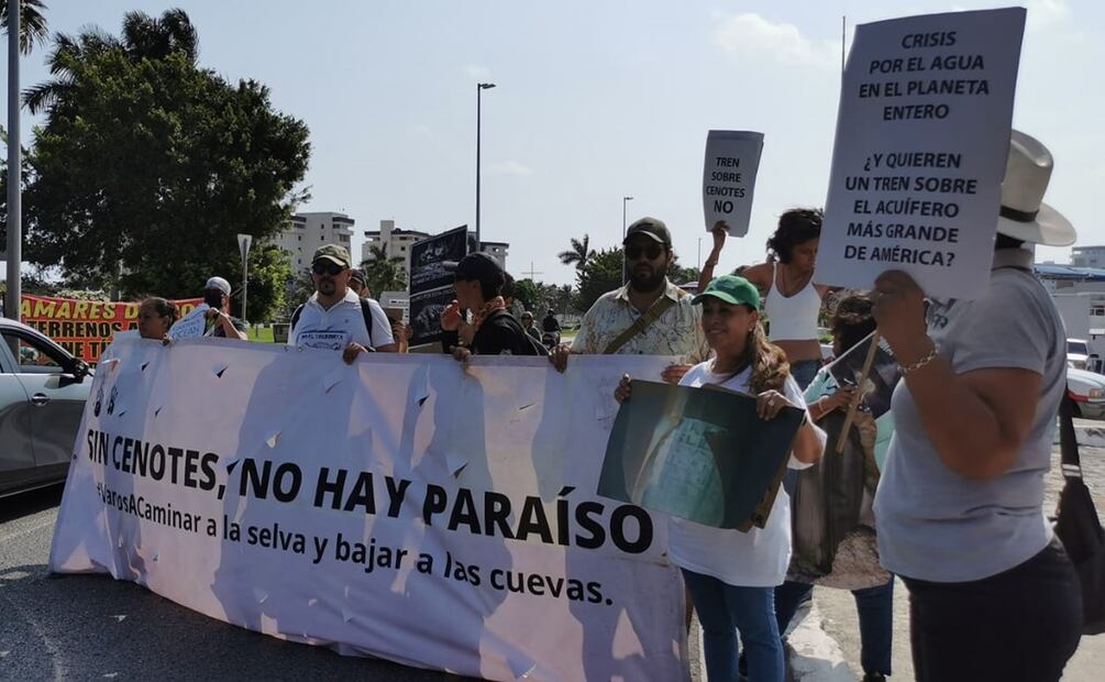 Clausuran simbólicamente Semarnat en Cancún. Foto: Adriana Varillas
