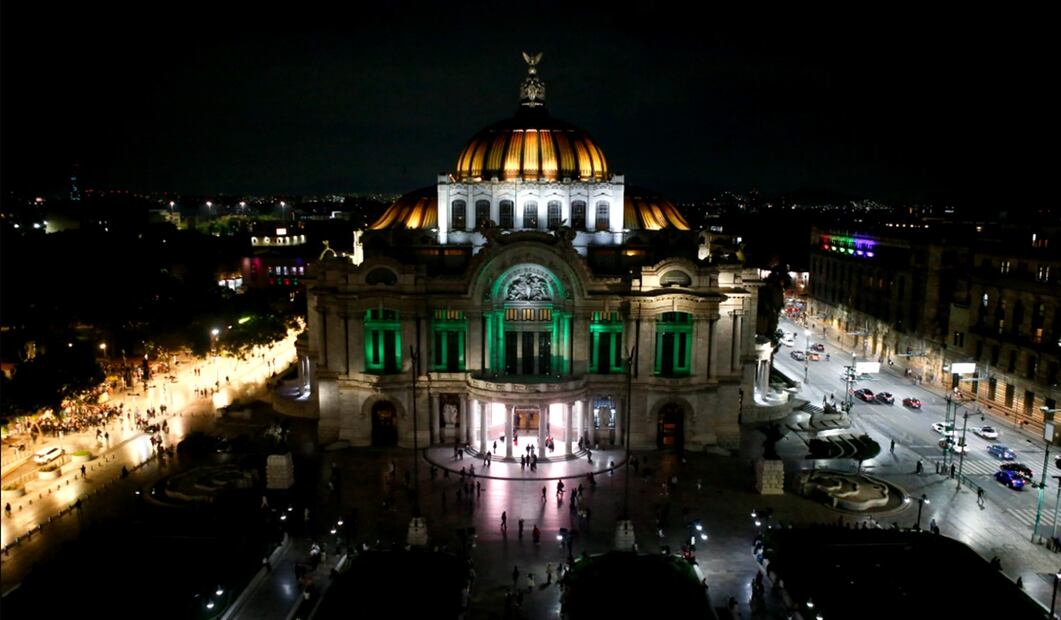 Edificios y monumentos de la Ciudad de México son iluminados de color verde por el inicio de la cuenta regresiva del Mundial de futbol 2026, el miércoles 11 de junio de 2025, que se inaugurará dentro de un año en el estadio Azteca. Foto: Darío Luna/EL UNIVERSAL