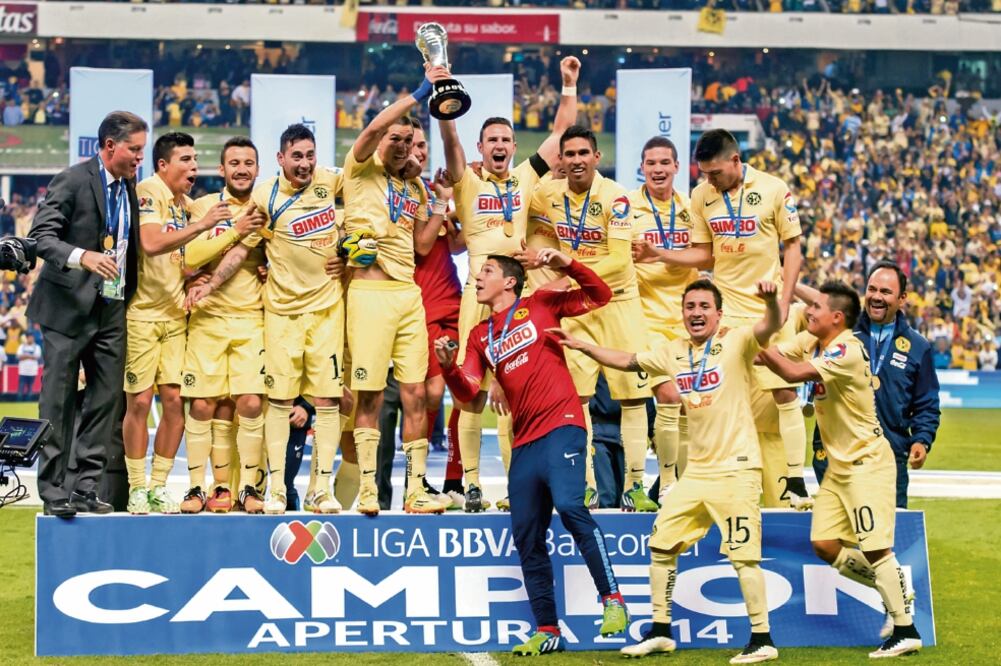 Los americanistas celebran la conquista de su liga 12, para convertirse en el conjunto con más cetros en la historia del profesionalismo del balompié nacional. (FOTO: TELEVISA)