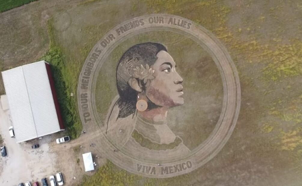 Homenaje a la mujer indígena mexicana sobre cultivos en Lawrence, Kansas, EU (26/09/2025). Foto: Especial