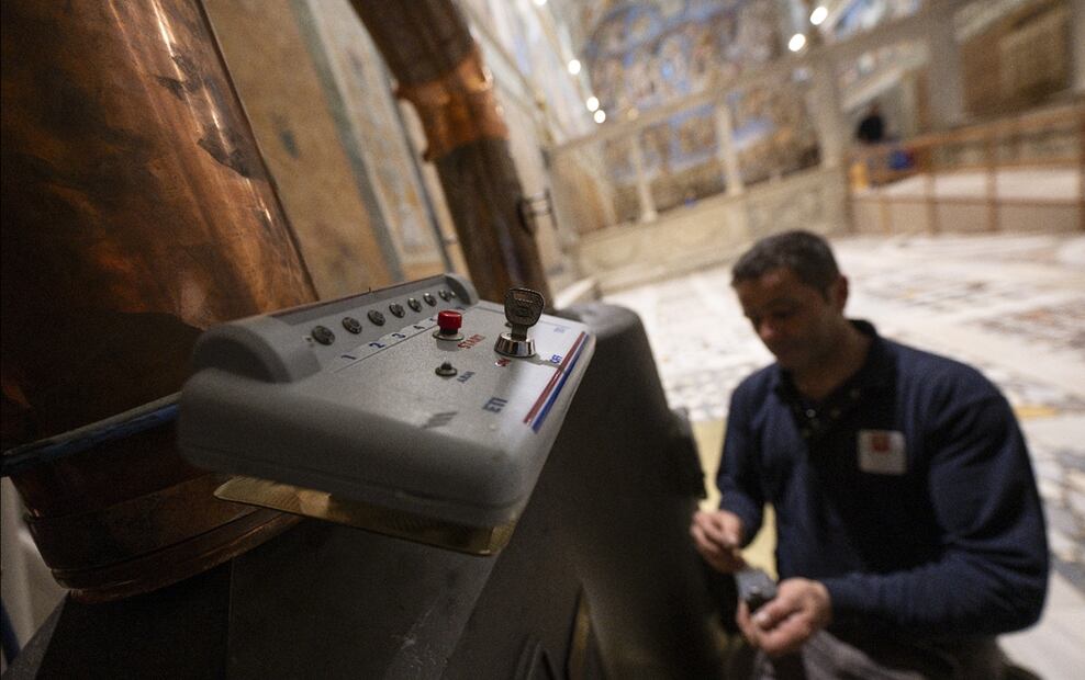Técnicos instalan la estufa en la que los cardenales quemarán sus votos secretos durante el cónclave, además de otros retoques, el viernes 2 de mayo de 2025. Foto: EFE