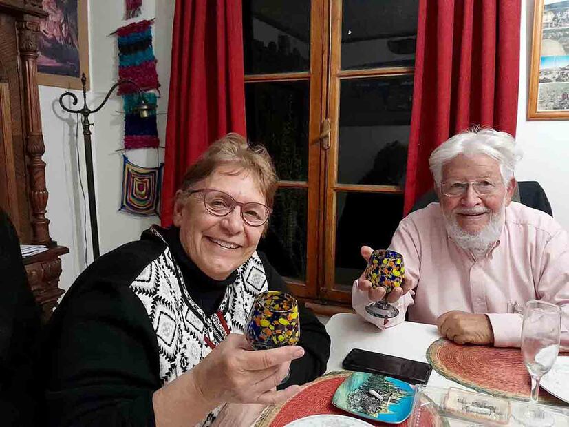 Los señores Mirella y Tito, vivieron el golpe de Estado en Chile, hace ya 50 años. Narran que tuvieron que exiliarse a Italia para resguardar a sus hijos. Recuerdan que la gente se encerró aterrorizada en sus casas mientras los militares tomaron las calles. Al regresar a su país con sus hijos ya adolescentes encontraron un Chile muy distinto. Foto: Lucas Anaya Vázquez /cortesía.