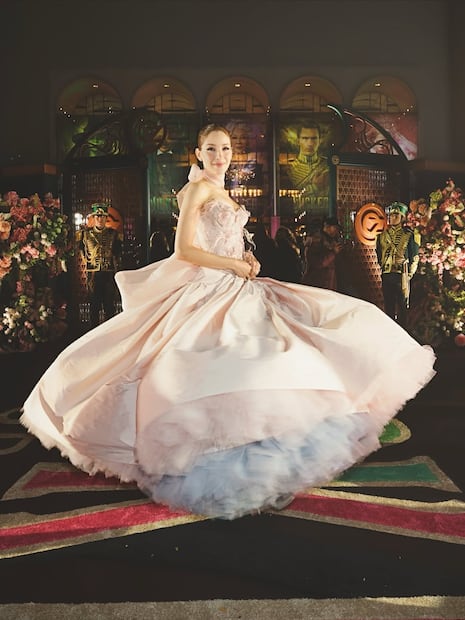 Un vestido rosa pastel de volumen etéreo firmado por la marca mexicana Iann Dey. Foto: Instagram @cecidelacueva