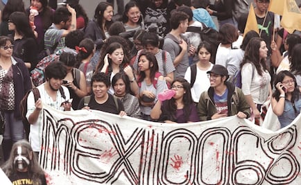 Marchan de Tlatelolco al Zócalo para conmemorar el 2 de octubre