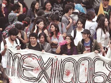 Marchan de Tlatelolco al Zócalo para conmemorar el 2 de octubre