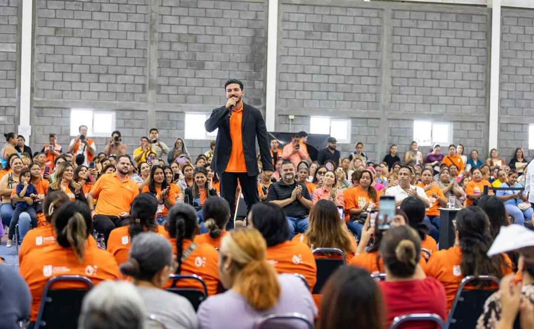 Samuel García, gobernador de Nuevo León, en la entrega de tarjetas "Ayudamos a las Mujeres". 25 de noviembre 2025 / Foto: Especial