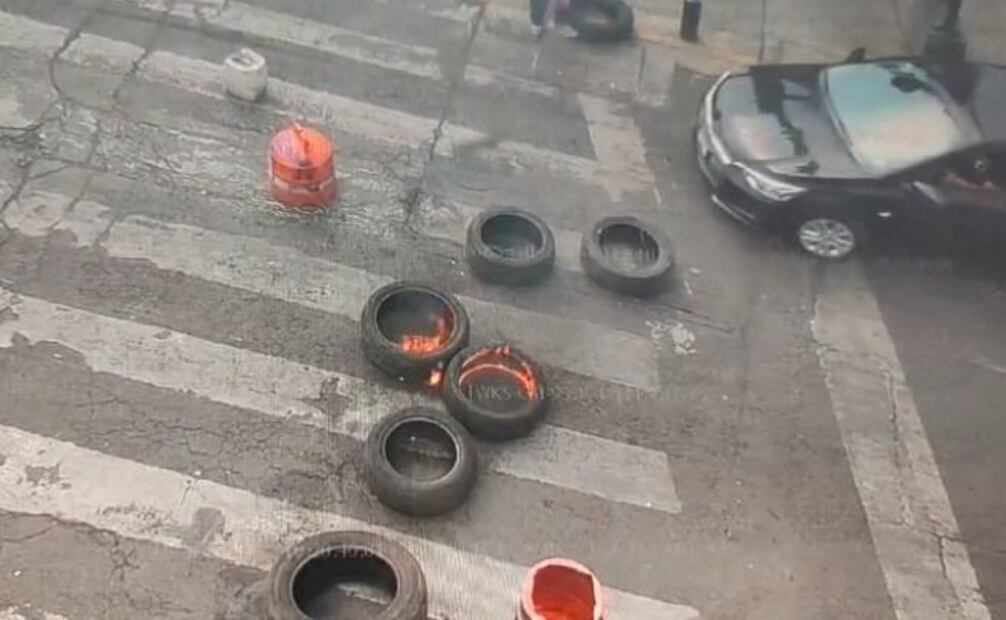 Llantas incendiadas (20/03/2025). Foto: Especial